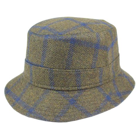Bebè che indossa un cappello da pescatore in un parco soleggiato