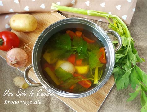 Ingredienti per brodo vegetale: carote, patate, zucchine, sedano, cipolla