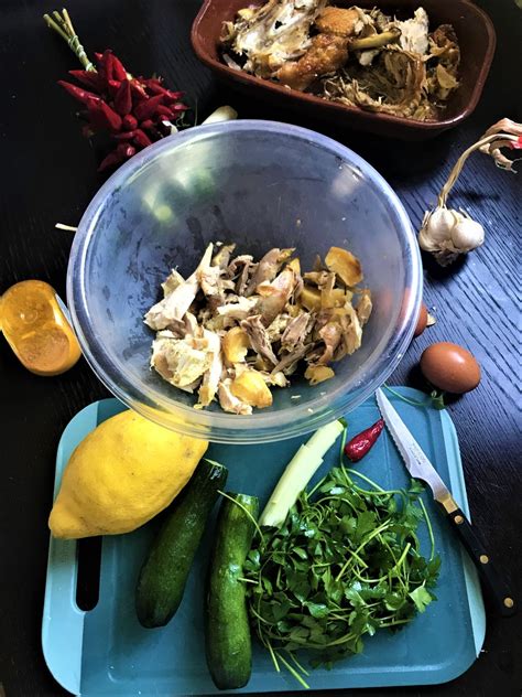 Ingredienti freschi: pollo, zucchine, uova, prezzemolo