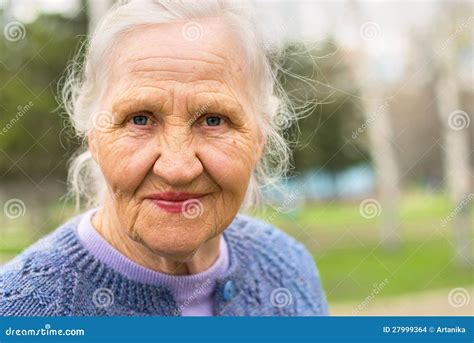 Donna incinta anziana sorridente