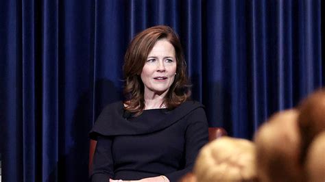 Ritratto formale di Amy Coney Barrett durante le udienze di conferma al Senato