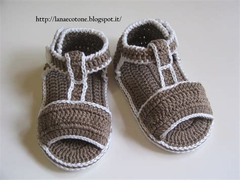 bambino con sandaletti all'uncinetto