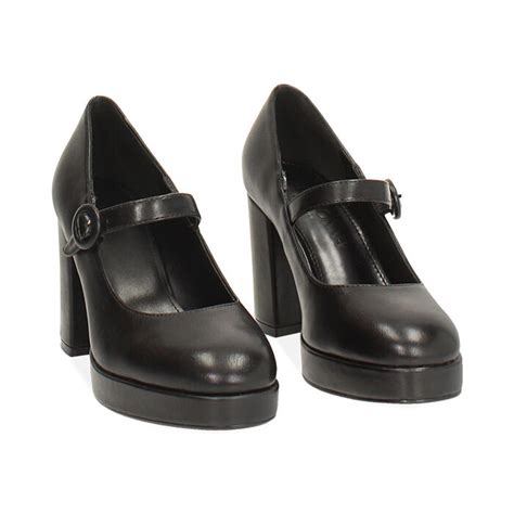 Scarpe eleganti con tacco largo e ballerine raffinate