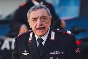 Don Matteo e il Maresciallo Cecchini discutono un caso