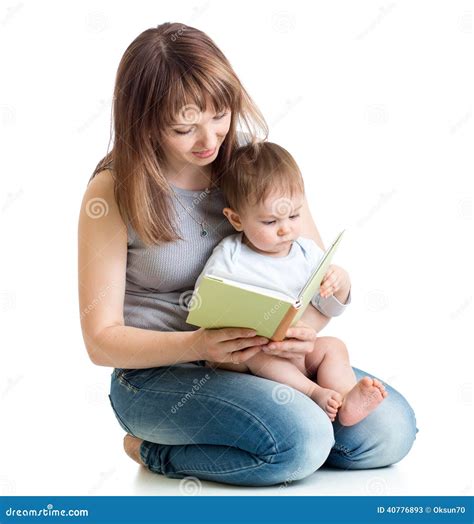 Madre con neonato che legge un libro