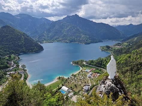 Panorama estivo del Lago di Ledro con le montagne circostanti