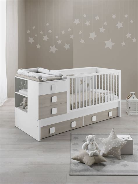 bambino felice in cameretta con mobili Erbesi