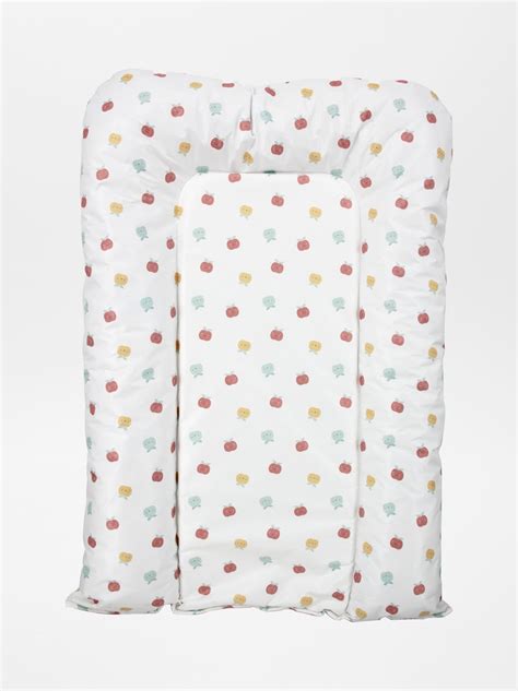 dettaglio materassino fasciatoio con decorazioni infantili