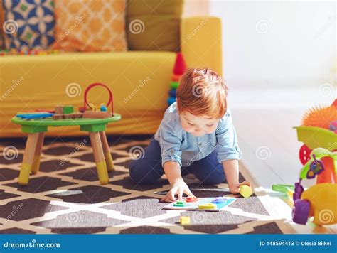 bambino che gioca sul tappeto gioco