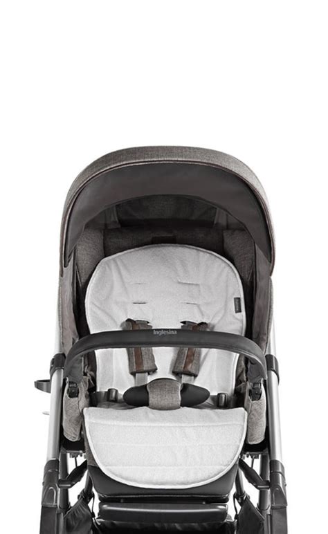 Bambino in passeggino Inglesina con copertura estiva