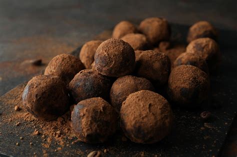Palline di cioccolato e cacao disposte su un piatto da portata.