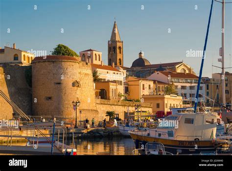 Veduta aerea delle mura di Alghero e del porto