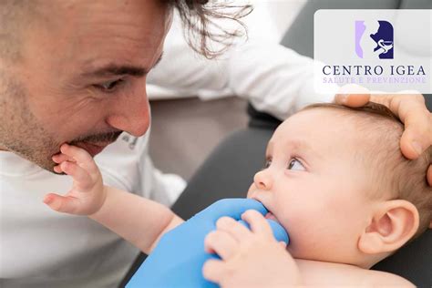 Osteopata pediatrico durante una seduta con neonato