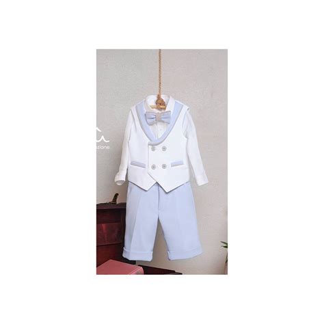 Bambino con completo battesimo invernale