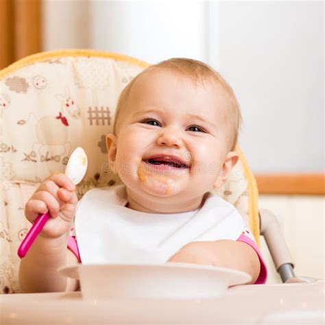 Bambino sorridente che gusta un alimento