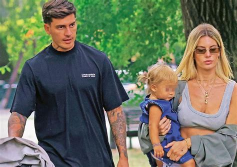 Sophie Codegoni e Alessandro Basciano con Céline Blue neonata