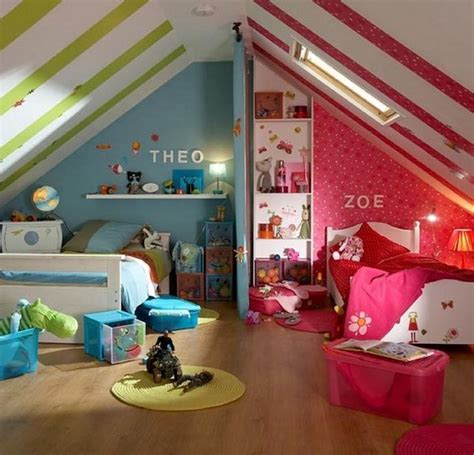 Bambini che giocano in una cameretta colorata