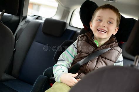 Bambino felice nel seggiolino auto