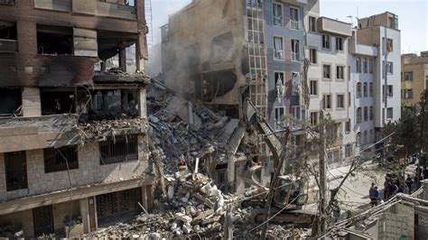 Veduta panoramica delle distruzioni causate da un bombardamento in un'area urbana