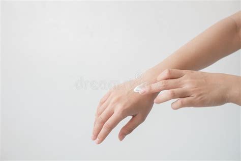 Dettaglio di mani che applicano una crema idratante