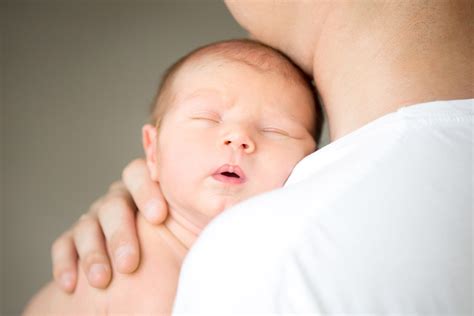 neonato che dorme serenamente vicino alla madre