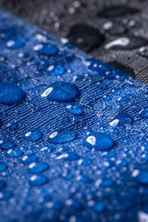 dettaglio del tessuto tecnico impermeabile di un sacco invernale