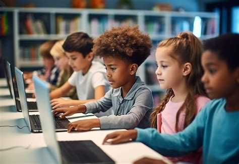 Bambini che studiano con schede didattiche