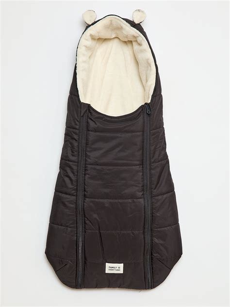 Bambino avvolto in un sacco nanna caldo e impermeabile durante una passeggiata invernale