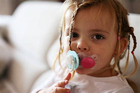bambino di due anni con ciuccio
