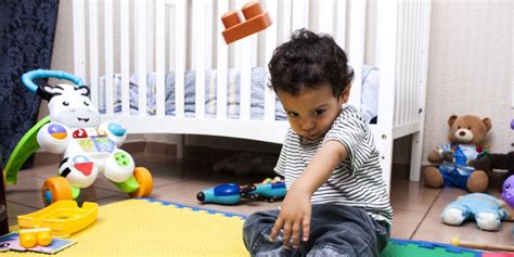 bambino che dona un oggetto a un animale