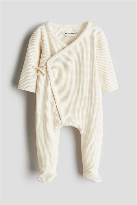Bambino che indossa una tutina in cotone