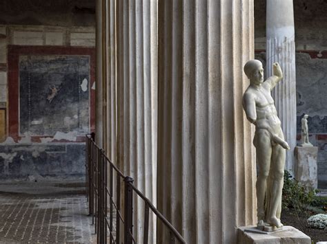 Rappresentazione scultorea di Priapo con un grande fallo