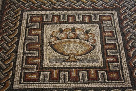 Mosaico romano con simbolo fallico apotropaico