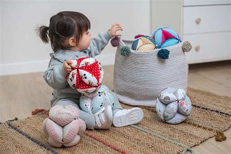 Illustrazione di diversi tipi di personaggi che possono essere appesi a una giostrina per neonati