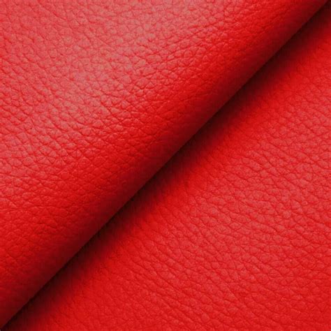 Manubrio di un passeggino moderno con rivestimento in ecopelle