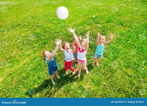 bambini che giocano in un prato a primavera