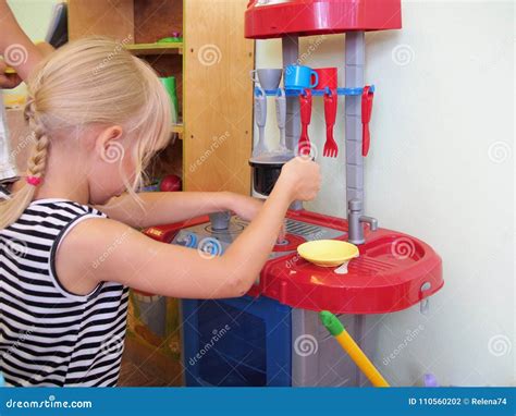 bambino che gioca con una cucina giocattolo