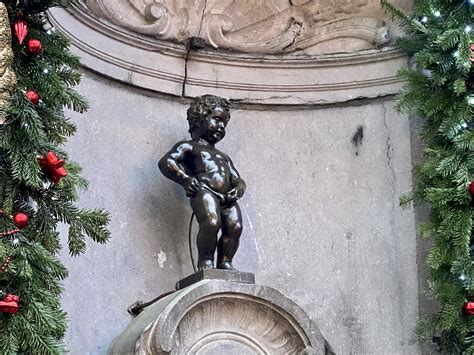 Veduta d'insieme della statua del Manneken Pis a Bruxelles