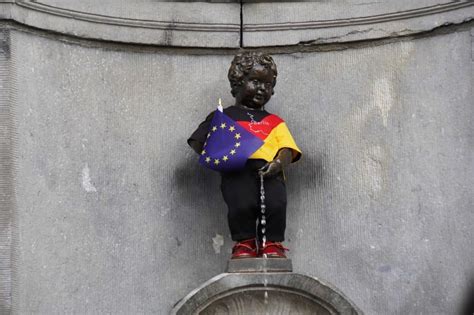 Alcuni dei costumi indossati dal Manneken Pis in occasioni speciali