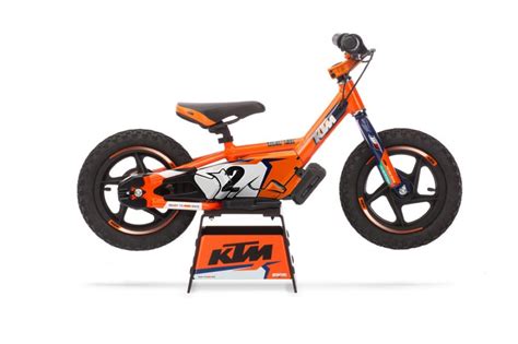 Bambino su balance bike elettrica KTM