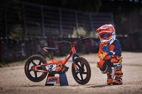 Bambino su KTM 16eDRIVE in azione
