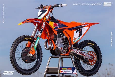 Dettaglio delle grafiche KTM FACTORY RACING su balance bike