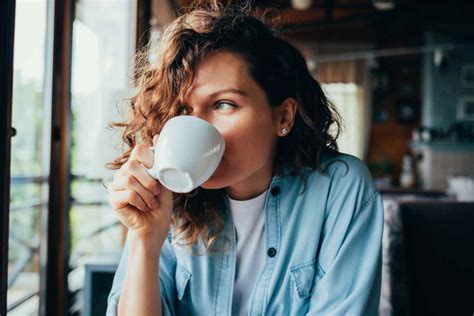 Persona che beve caffè al mattino