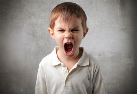 Bambino che imita un'espressione facciale dei genitori