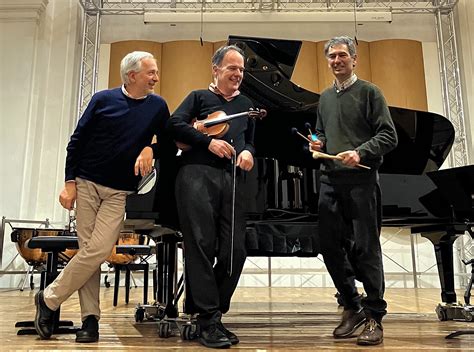 Trio moderno su strada urbana