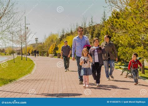 Famiglia che cammina in un parco cittadino