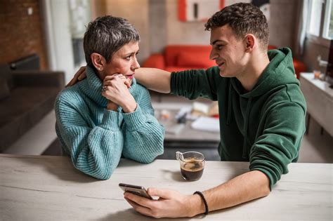 Un genitore che riceve consulenza personalizzata da un addetto alla vendita in un ambiente moderno e confortevole.