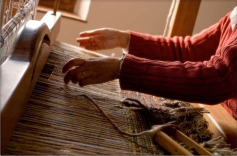 artigiano tessile italiano che lavora su un telaio moderno per calzetteria