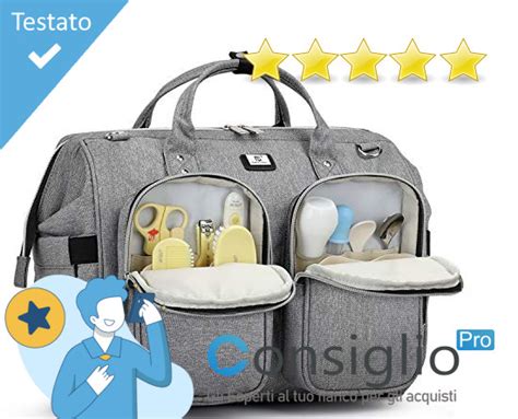 Genitore che prepara una borsa fasciatoio versatile con tutti gli elementi essenziali