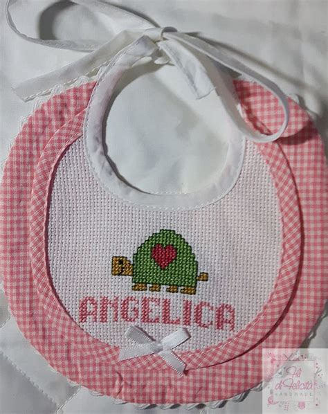 bavaglino ricamato a punto croce con tartaruga stilizzata